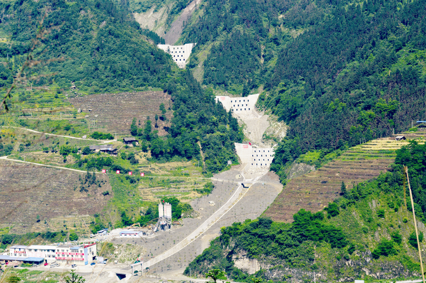 汶川縣張家坪溝泥石流應急治理工程全景.jpg